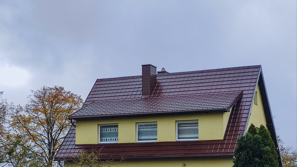 Jesienna pielęgnacja dachu z blachy w Polsce